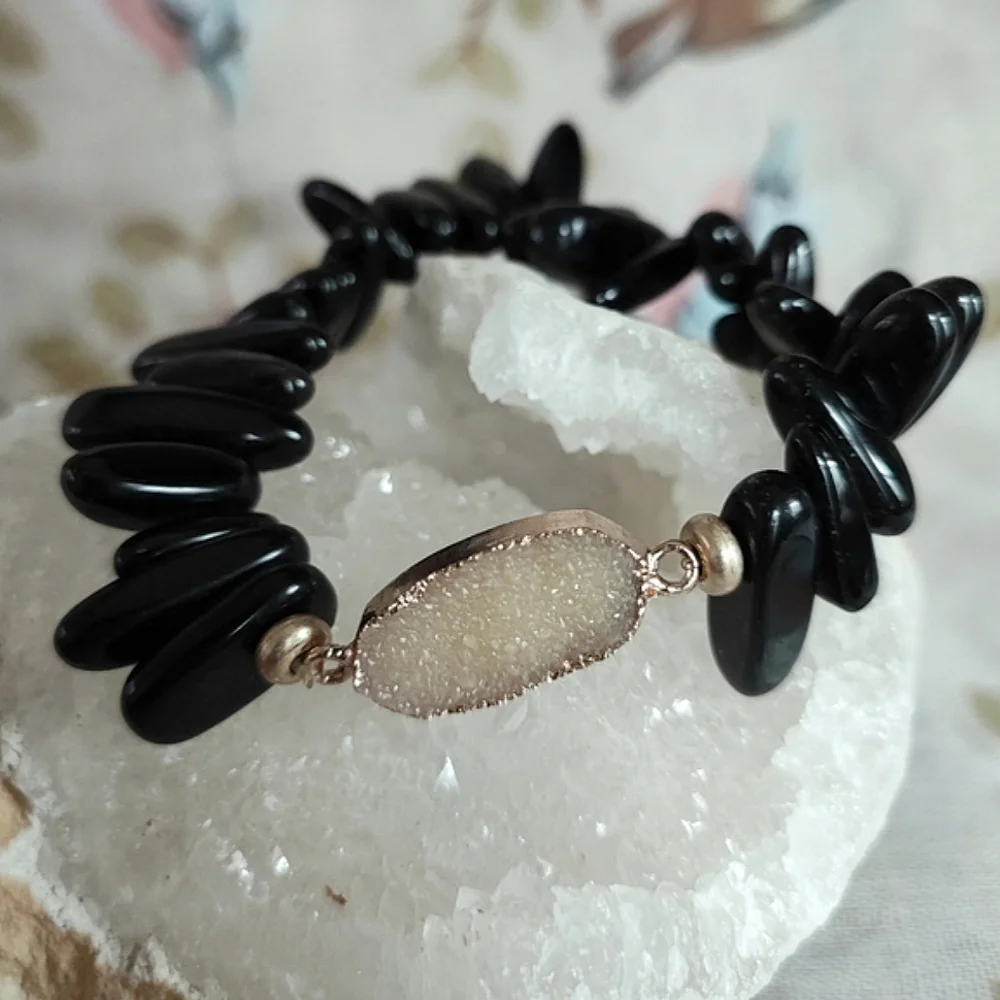 Plunder Black Smooth Tumbled Stone Cream Druzy Gold Tone Stretch Bracelet EUC